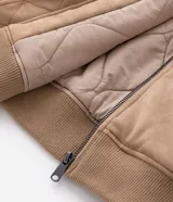 Campera bomber masculina de gamuza sintética color bordó, con cuello camisero, cierre frontal metálico, bolsillos laterales invisibles y rib elástico en puños y ruedo.