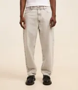 Pantalón baggy jeans color negro, con cierre de botón y cremallera, y bolsillos. Confeccionado en tejido de jean 100% algodón.