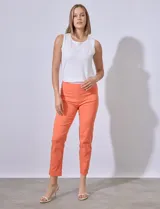 Pantalón de vestir verde esmeralda, de corte recto, con bolsillos laterales y traseros.