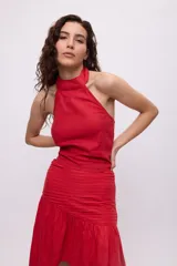 Top rojo con cuello halter y detalle de tablas.