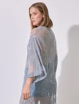 Kaftan largo de micro tul bordado color celeste, con mangas 3/4 y lazo de ajuste en la cintura.