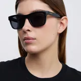 Lentes de sol cuadrados negros con protección UV400 y lentes polarizadas alemanas con recubrimiento anti-scratch y superhidrofóbico.