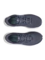 Championes de running Under Armour Charged Pursuit 4, color azul marino con entresuela blanca. Presentan parte superior de malla transpirable, acolchado en el tobillo y tecnología Charged Cushioning en la entresuela para mayor amortiguación y respuesta.