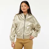 Campera cortavientos de acabado metalizado color dorado, con capucha ajustable mediante cordones, cierre frontal de cremallera negra y puños elásticos.