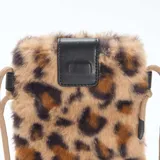 Bolso bandolera para teléfono de textura peluda con estampado animal print de leopardo. Cuenta con una solapa superior de cuero sintético negro y correa de cordón ajustable en color beige.