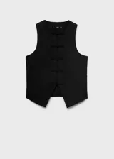 Chaleco negro de mezcla de algodón y lino, con cuello redondo, sin mangas, cierre frontal con botones de presilla y detalle de abertura en el bajo.