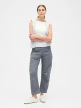 Pantalón color gris con corte amplio, bolsillos laterales y traseros, y ruedo al tobillo.