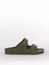 Sandalias Birkenstock Arizona de goma EVA color verde militar, con doble tira ajustable con hebillas.
