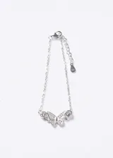 Pulsera de cadena fina en plata 925 con dije central de mariposa y zirconias engarzadas, acompañada de zirconias circulares a los laterales y cadena de extensión con cierre mosquetón.