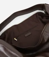 Cartera modelo hobo de gran tamaño, confeccionada en poliuretano con acabado brillante y textura suave. Presenta un diseño de media luna con asa ancha integrada para llevar al hombro y cierre superior.