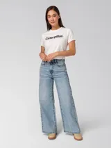 Remera corta blanca Caterpillar con estampado gráfico negro en el pecho y mangas cortas.