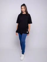 Pantalón de jogging gris con pretina elastizada, bolsillos laterales y felpa en el interior.