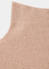 Sweater de punto con acabado brillante, cuello perkins y manga larga, de corte ajustado.