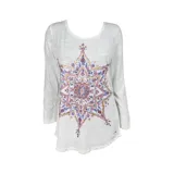 Remera blanca de manga larga con estampado de mandala en el frente.
