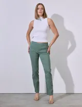 Pantalón largo verde oliva de gabardina elastizada marca Zac & Rachel, con pretina ancha y faja interna modeladora, costura frontal pespunteada y bolsillos ojal simulados en la parte trasera.