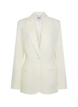 Blazer color blanco roto, de tejido de punto con corte entallado, cuello, dos bolsillos de ribete con solapa, mangas largas con puños abotonados y cierre frontal con botones.