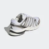 Championes Adidas Adistar Control 5 de estilo urbano y running retro, color blanco con revestimientos metálicos en tonos plateados y detalles negros.