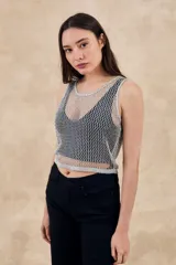 Musculosa plateada de red con calados y calce oversize.