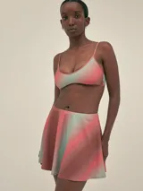 Minifalda de tela de traje de baño con degradado de verde a rosa.