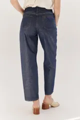 Pantalón de jean negro con lurex plateado, corte mom jean y tiro alto.