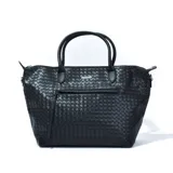 Cartera tipo tote de símil cuero negro con diseño tejido. Tiene doble asa de mano, cierre superior y bolsillo externo con cierre.