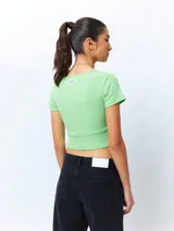 Remera cropped negra de manga corta y cuello a la base.