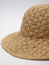 Gorro de paja tejido con ala ancha.