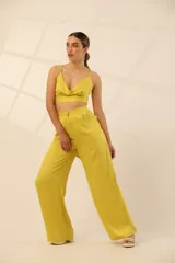 Top de satén color amarillo, con escote en V, espalda descubierta y breteles ajustables.
