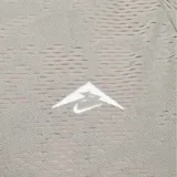 Buzo deportivo gris de tejido suave con tecnología Dri-FIT, cuello alto con media cremallera, mangas largas y bolsillo frontal.