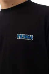 Remera negra de algodón con estampado en la espalda de cuatro retratos con diferentes cortes de pelo y logos de marcas deportivas.