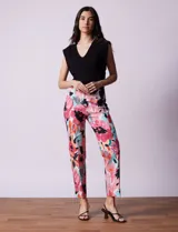 Pantalón de gabardina elastizada con estampado floral multicolor, pretina ancha elastizada y corte recto.