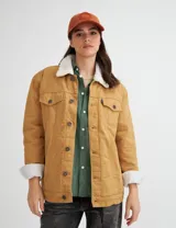 Campera de jean celeste unisex forrada en corderito blanco. Mangas forradas con nylon capitoneado.