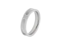 Anillo plateado de acero con detalle de nácar y circonias.