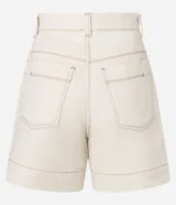 Short de mujer de sarga color beige claro, tiro alto, con pespunte contrastante en color blanco o crema. Presenta un corte regular y bolsillos delanteros y traseros.