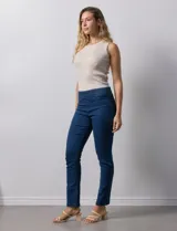 Jegging de denim azul oscuro con cintura elástica, bolsillos delanteros simulados y bolsillos traseros funcionales.