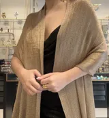 Chal de lurex color dorado, de tejido suave con brillo y flecos.