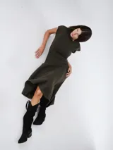 Botas de caña alta estilo western, confeccionadas en cuero negro, con taco cuadrado y detalle de tiradores laterales.