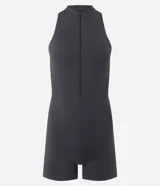Enterito deportivo de una pieza, color gris oscuro, con cuello alto y cierre frontal. Presenta diseño sin mangas con espalda estilo nadador y corte ajustado al cuerpo.