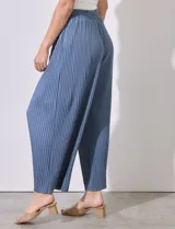 Pantalón fluido color marrón, marca Cupio, con pretina elastizada en punto smock y largo de pierna plisado.