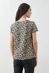 Remera de manga corta con estampado animal print.