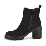 Bota corta color marrón de gamuza sintética, con elástico lateral, taco cuadrado y suela track.