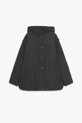 Chaqueta acolchada de color negro con diseño de costuras onduladas, cuello subido y capucha ajustable. Cuenta con cierre frontal de cremallera oculto por una solapa con botones a presión, mangas largas y bolsillos laterales. Tejido con tecnología repelente al agua.