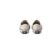 Championes Converse Chuck 70 color crema con detalles en rojo y azul en la suela.