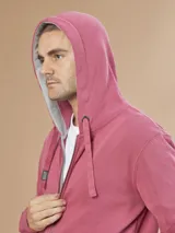 Canguro con cierre completo, color fucsia, con capucha y bolsillos laterales.