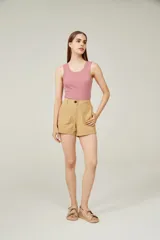 Musculosa de algodón color rosa viejo, de corte holgado y cuello redondo.