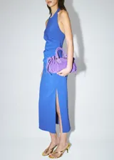 Vestido midi azul con cuello halter y silueta ajustada.
