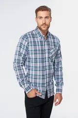 Camisa de viyela tipo leñadora con diseño a cuadros en tonos borgoña, blanco y gris. Manga larga con bolsillo en el pecho y botones en el cuello.