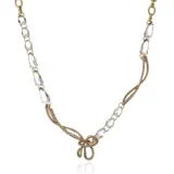 Collar bañado en oro con diseño de cintas entrelazadas que forman un lazo central, decorado con cristales transparentes en forma de gota a lo largo de la cadena.
