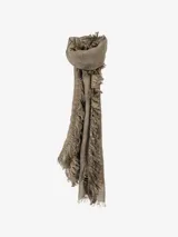 Pañuelo fino de tejido ligero, color gris, con flecos largos y densos en los bordes laterales y flecos más cortos en los bordes superiores e inferiores.