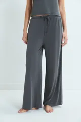Pantalon de descanso de corte amplio y tiro medio, con cintura elástica y cordón ajustable.